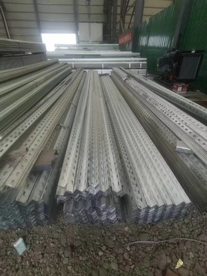 Warmgewalzte, galvanisierte, perforierte, gleichwinkelhafte Stähle, mit Bohrlöchern/Schlittenstangen