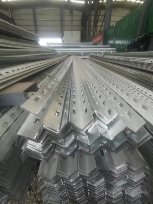 Hot Dip Galvanized Slotted L Stahlwinkelbar mit Löchern Verarbeitung Service Punching