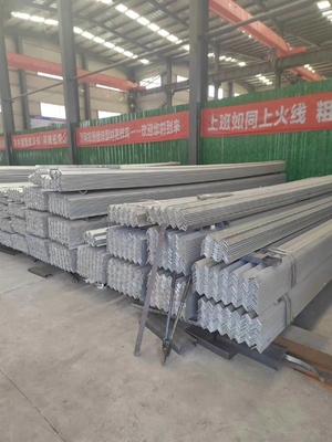Warmgetränktes galvanisiertes Stahl MS Winkel Q235 A36 SS400 S235JR Stahlwinkelbalken Toleranz ±1%