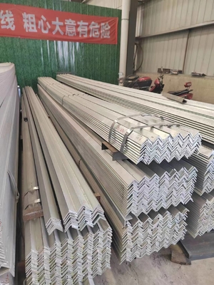 Warmgetränktes galvanisiertes Stahl MS Winkel Q235 A36 SS400 S235JR Stahlwinkelbalken Toleranz ±1%