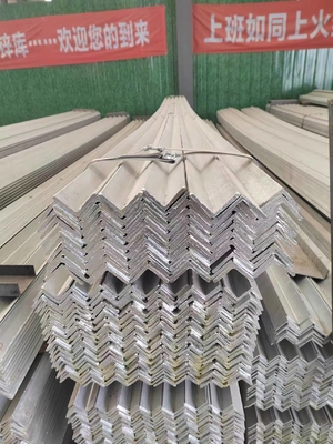 Warmgewalzte Metalle Legierungen Kohlenstoffstahl Q235 Verzinkter Winkel für Ingenieurstrukturen