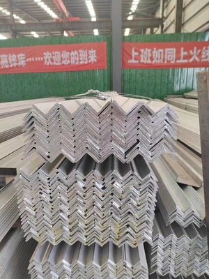 GB-Standard Gleichwinkelstahl L-Formstange ASTM A36 Leichte Kohlenstoff-Eisenwinkelstange Strukturelle