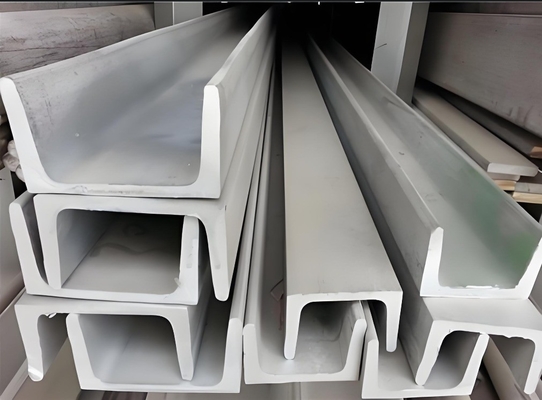 GB Standard Warmgewalzte Kohlenstoff-U-Kanalstahl Größen Q235 SS400 ASTM A36 ST37 S235jr S355jr