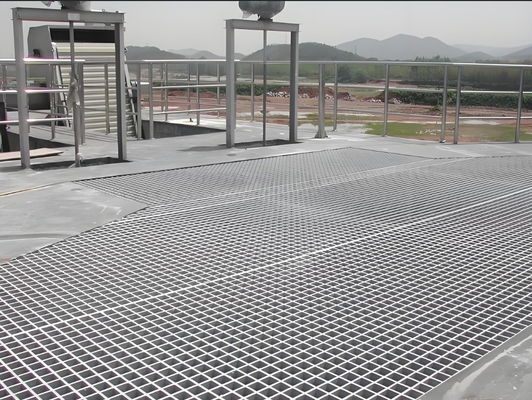 ISO9001-zertifizierte Metallbaumaterialien Galvanisierte Stahlgittergitter Gehweg Silber