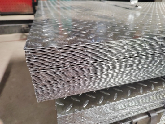ISO9001-zertifizierte DX51D galvanisierte Stahlplatte mit Muster 5,75*1250mm Z41-Z60 Beschichtung